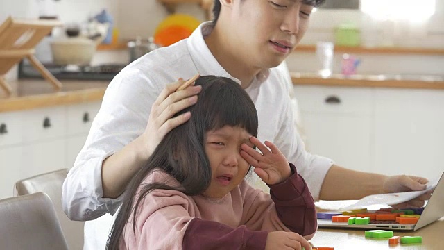 一位韩国父亲在看着哭泣的女儿视频素材画面3