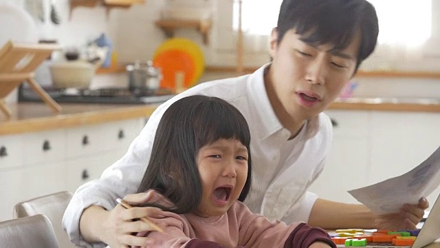 一位韩国父亲在看着哭泣的女儿视频素材画面4