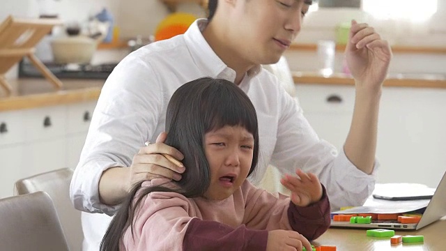 一位韩国父亲在看着哭泣的女儿视频素材画面3