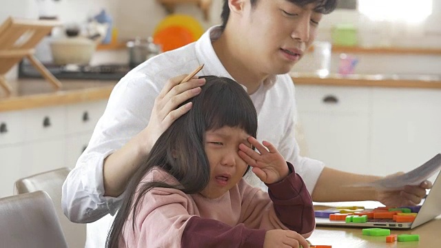 一位韩国父亲在看着哭泣的女儿视频素材画面4