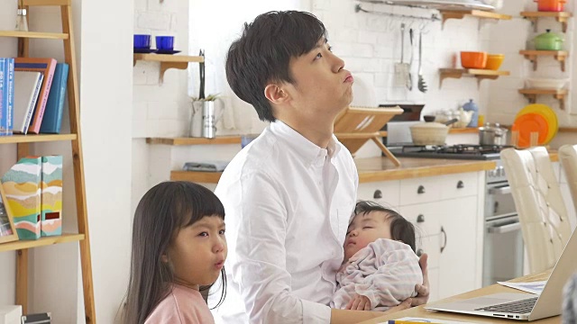 一位韩国父亲和他的孩子们视频素材画面1
