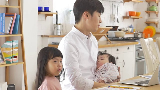 一位韩国父亲和他的孩子们视频素材画面2
