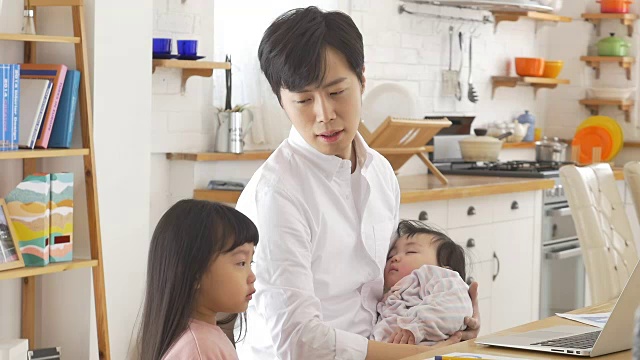 一位韩国父亲和他的孩子们视频素材画面3