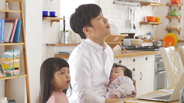 一位韩国父亲和他的孩子们视频素材画面4