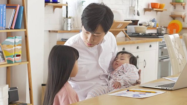 一位韩国父亲和他的孩子们视频素材画面1