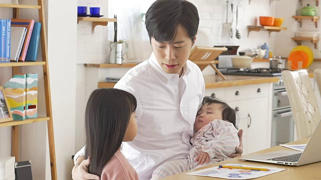 一位韩国父亲和他的孩子们视频素材画面2