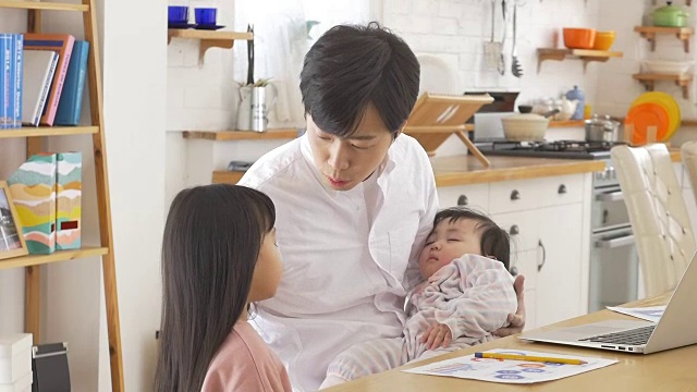 一位韩国父亲和他的孩子们视频素材画面3