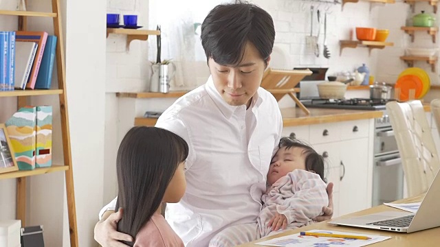 一位韩国父亲和他的孩子们视频素材画面4