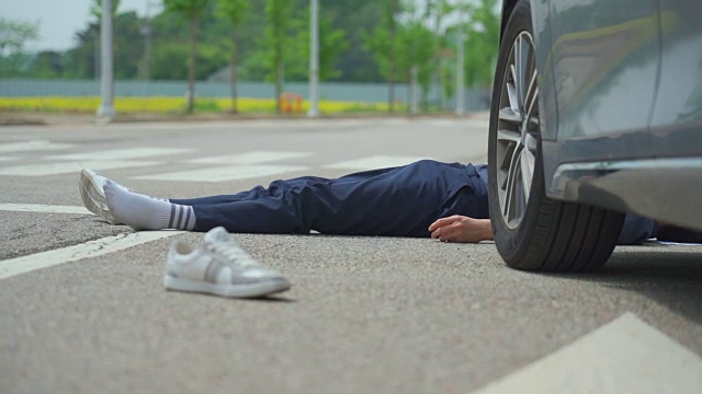 一名男子在一场车祸后躺在马路上视频素材画面1