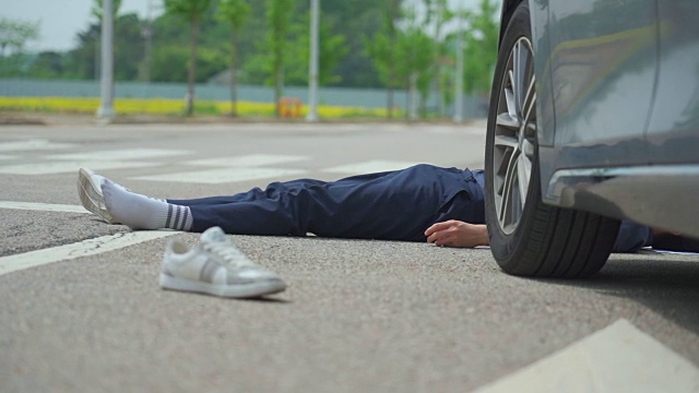 一名男子在一场车祸后躺在马路上视频素材画面2