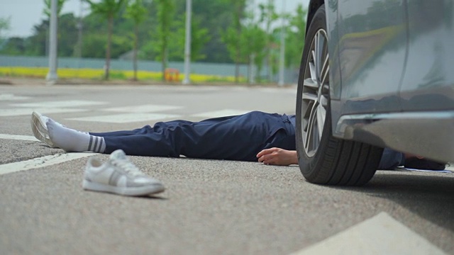 一名男子在一场车祸后躺在马路上视频素材画面3