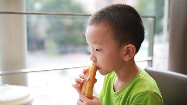 男孩吃顿饭视频素材画面1