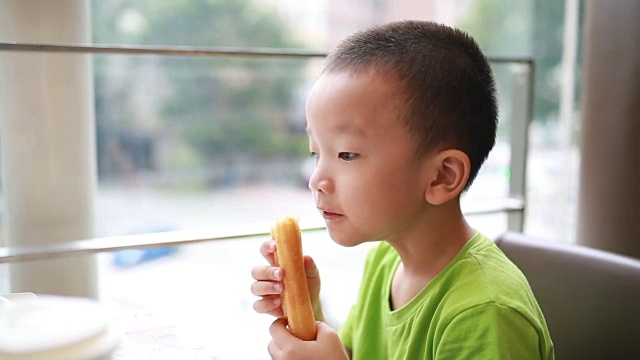 男孩吃顿饭视频素材画面2