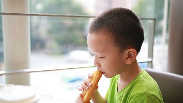 男孩吃顿饭视频素材画面3