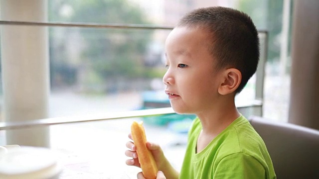 男孩吃顿饭视频素材画面4