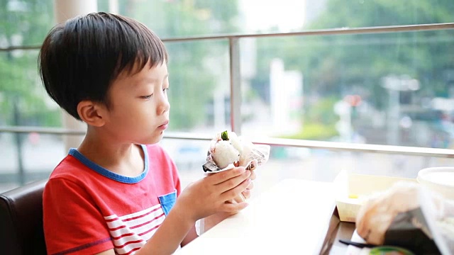 男孩吃顿饭视频素材画面1