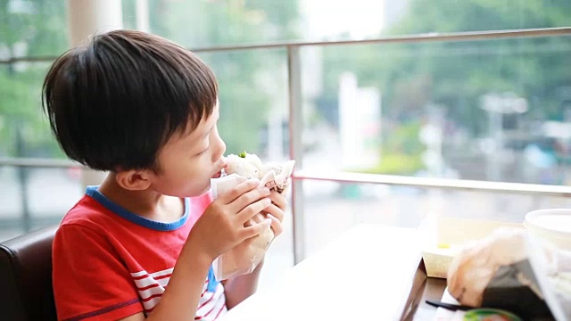 男孩吃顿饭视频素材画面2