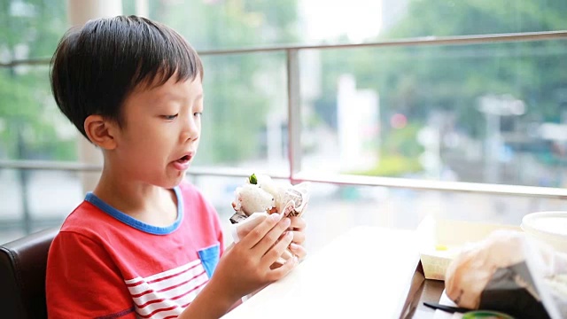 男孩吃顿饭视频素材画面3