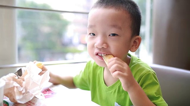 男孩吃顿饭视频素材画面1