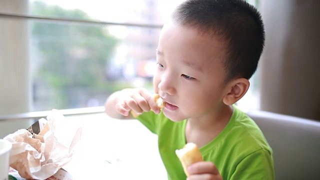 男孩吃顿饭视频素材画面4