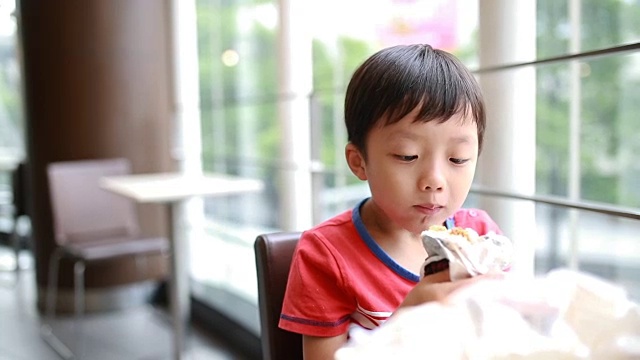 男孩吃顿饭视频素材画面1