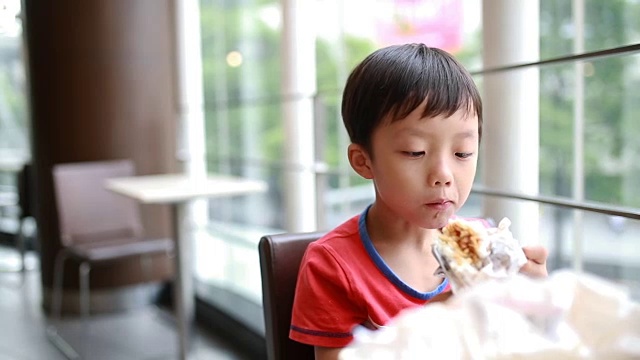 男孩吃顿饭视频素材画面3
