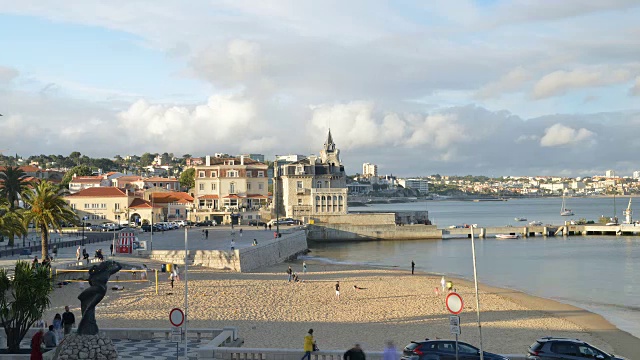 Praia da Ribeira的时光流逝，Cascais，葡萄牙，一个亲密的海滩附近的火车站和受游客欢迎视频素材