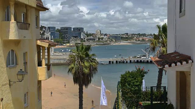 Praia da Ribeira的时光流逝，Cascais，葡萄牙，一个亲密的海滩附近的火车站和受游客欢迎视频素材