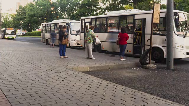 乘客在巴士终点站等候和上车，时间流逝视频素材