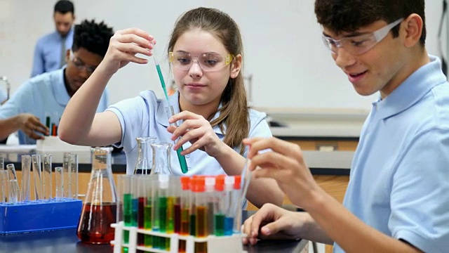 自信的STEM学校学生在做化学实验视频素材