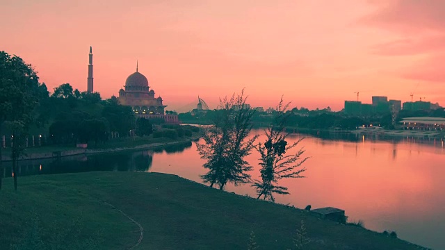 马来西亚吉隆坡，一个美丽的夜晚，布城清真寺和人工湖视频素材