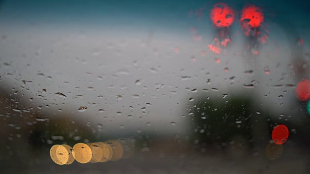 雨夜的交通视频素材