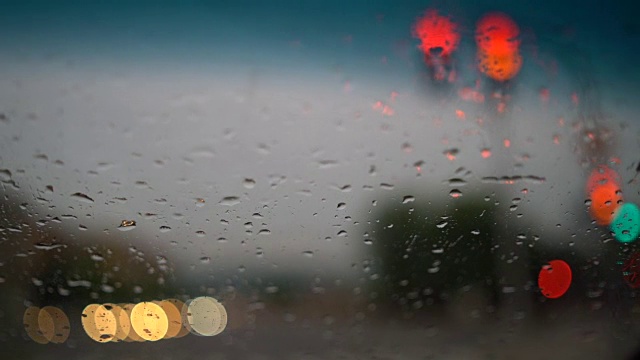 雨夜的交通视频素材