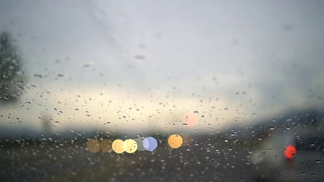 雨夜的交通视频素材