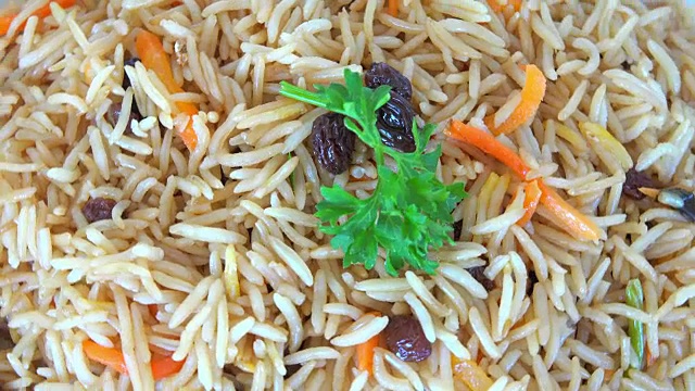 中东美食:黄色的印度香米加葡萄干视频素材画面1