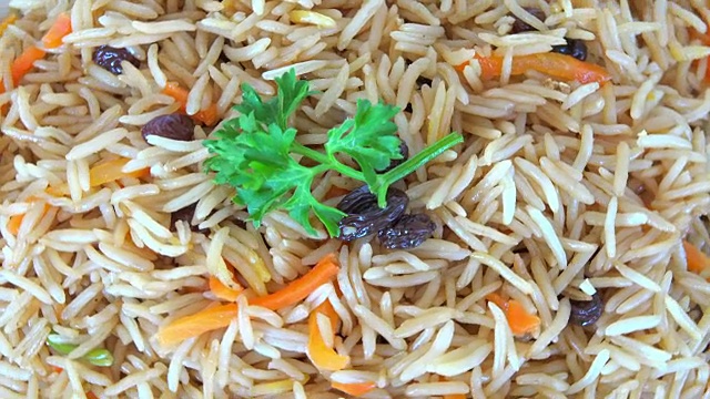 中东美食:黄色的印度香米加葡萄干视频素材画面2