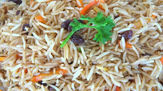中东美食:黄色的印度香米加葡萄干视频素材画面3