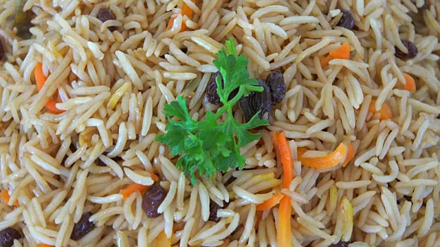 中东美食:黄色的印度香米加葡萄干视频素材画面4