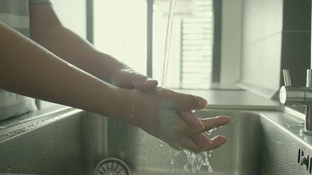在自来水下洗手，慢动作视频素材画面1