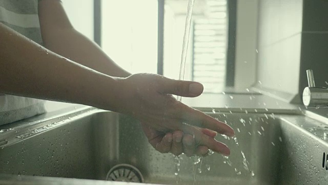 在自来水下洗手，慢动作视频素材画面2