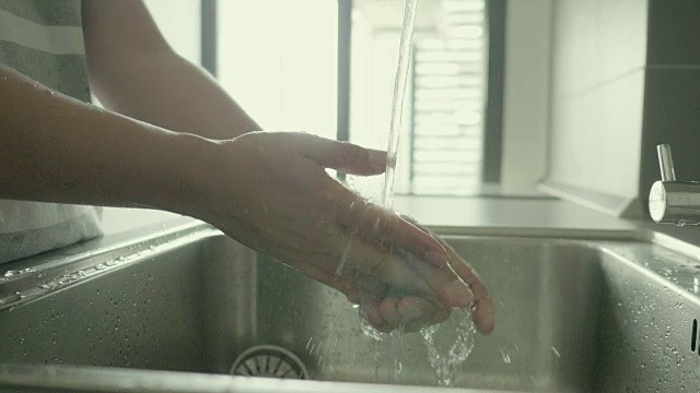 在自来水下洗手，慢动作视频素材画面4