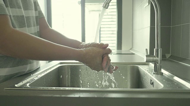 在自来水下洗手，慢动作视频素材画面1