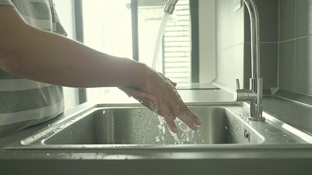 在自来水下洗手，慢动作视频素材画面3
