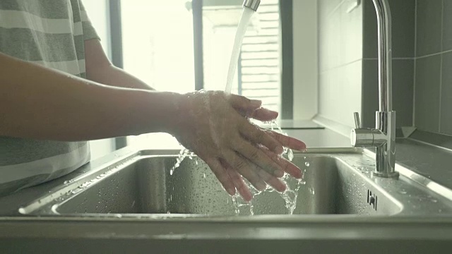 在自来水下洗手，慢动作视频素材画面4