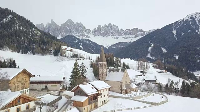 圣马达莱纳山村Dolomites, Val di Funes，意大利视频素材