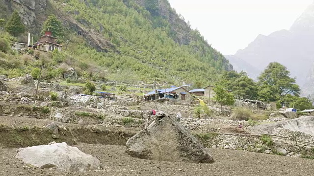 游客在马纳斯鲁山徒步旅行，附近的村庄普罗克，尼泊尔。视频素材