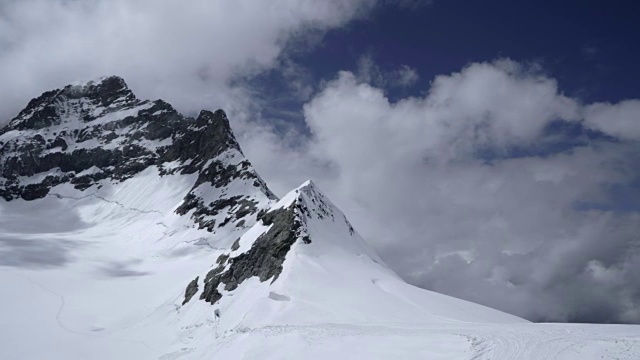 淘金-冰冻山顶的瑞士少女山视频素材