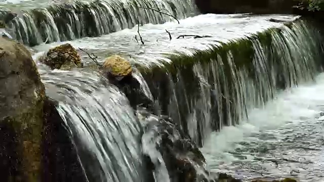 瀑布下的石墙视频素材