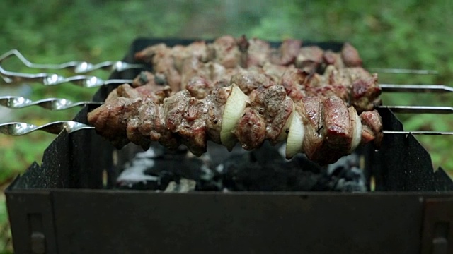 羊肉串是在火盆上炸的。在炭上炸的肉。视频素材