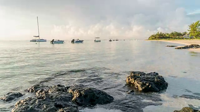 毛里求斯德尼斯海滩的日出。视频素材